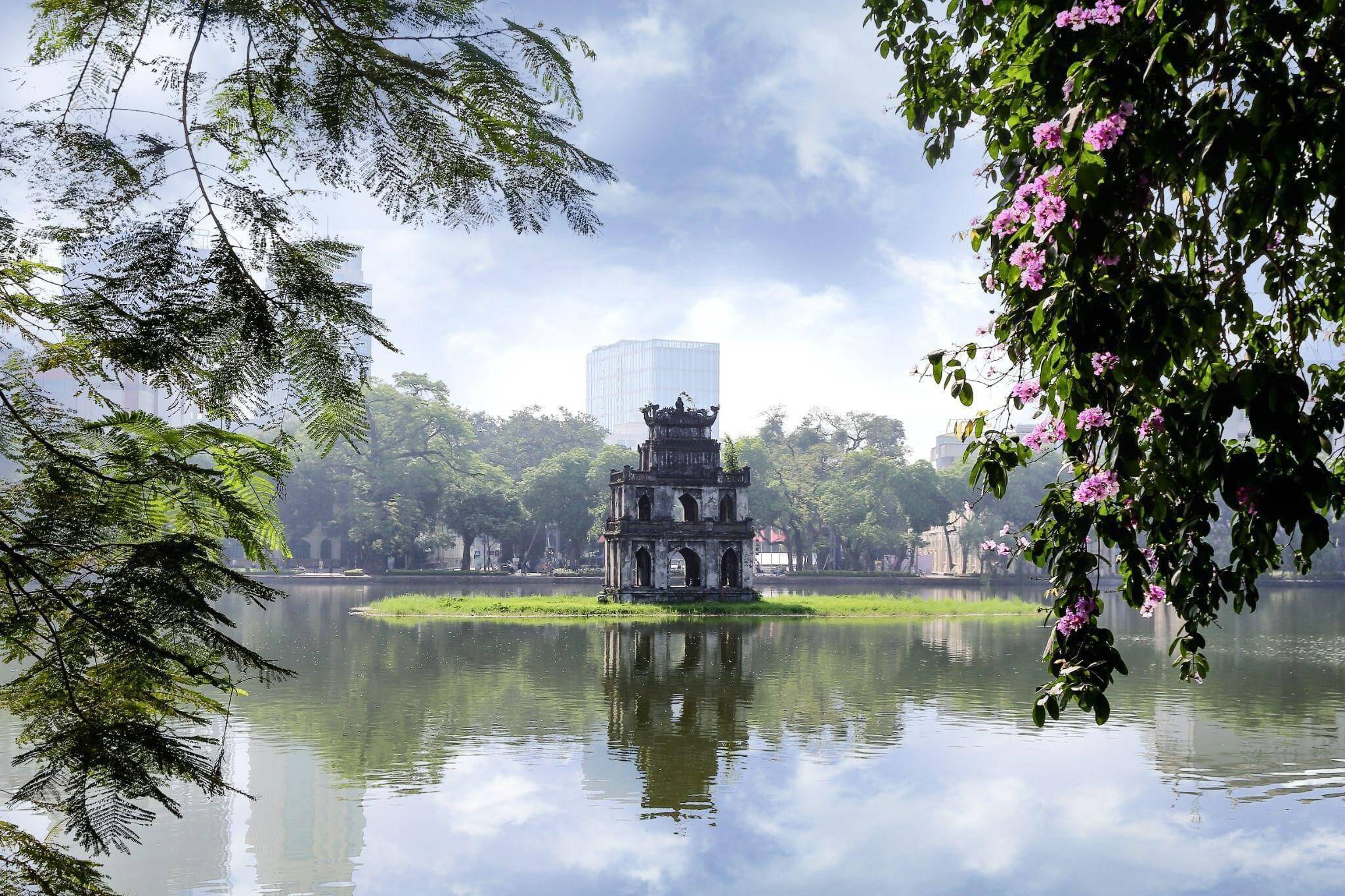 Башня ханой. Озеро Хоанкьем. Озеро Хоанкьем Ханой рисунок. Храм в центре озера Хоанкьем башня черепахи. 2rcx+r5 Хоанкьем, Ханой, Вьетнам postcode.